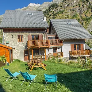 https://chalet-rostaing.hotels-rhonealpes.com